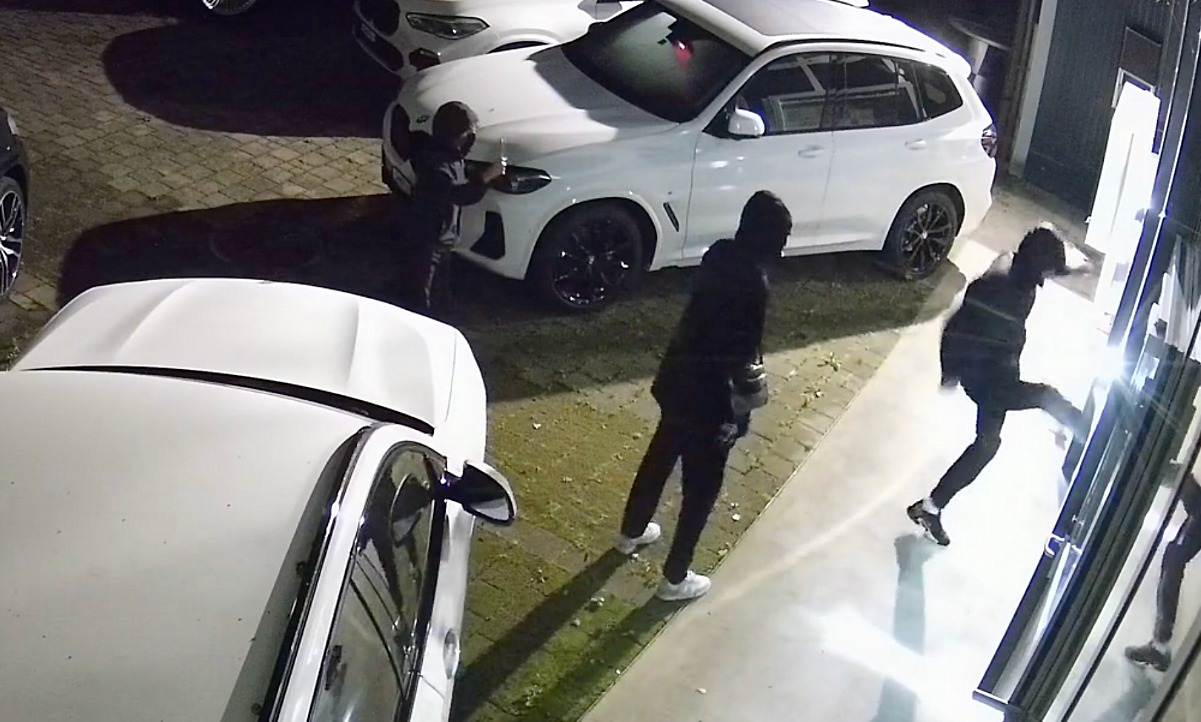 Sie gehen zielstrebig auf die Garage zu, schlagen die Scheiben oder Türen ein und klettern dann in die Garage. Bild: Zvg