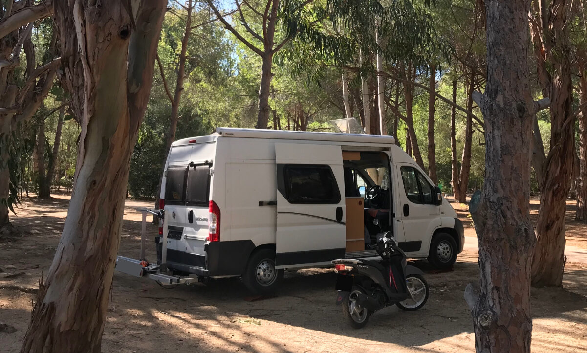 Vor dem nächsten Trip mit dem Campervan sollte man unbedingt einen Blick in den Fahrzeugausweis werfen. Wie viele Kilos zusätzlich darf ich laden? Bild: Pentti Aellig