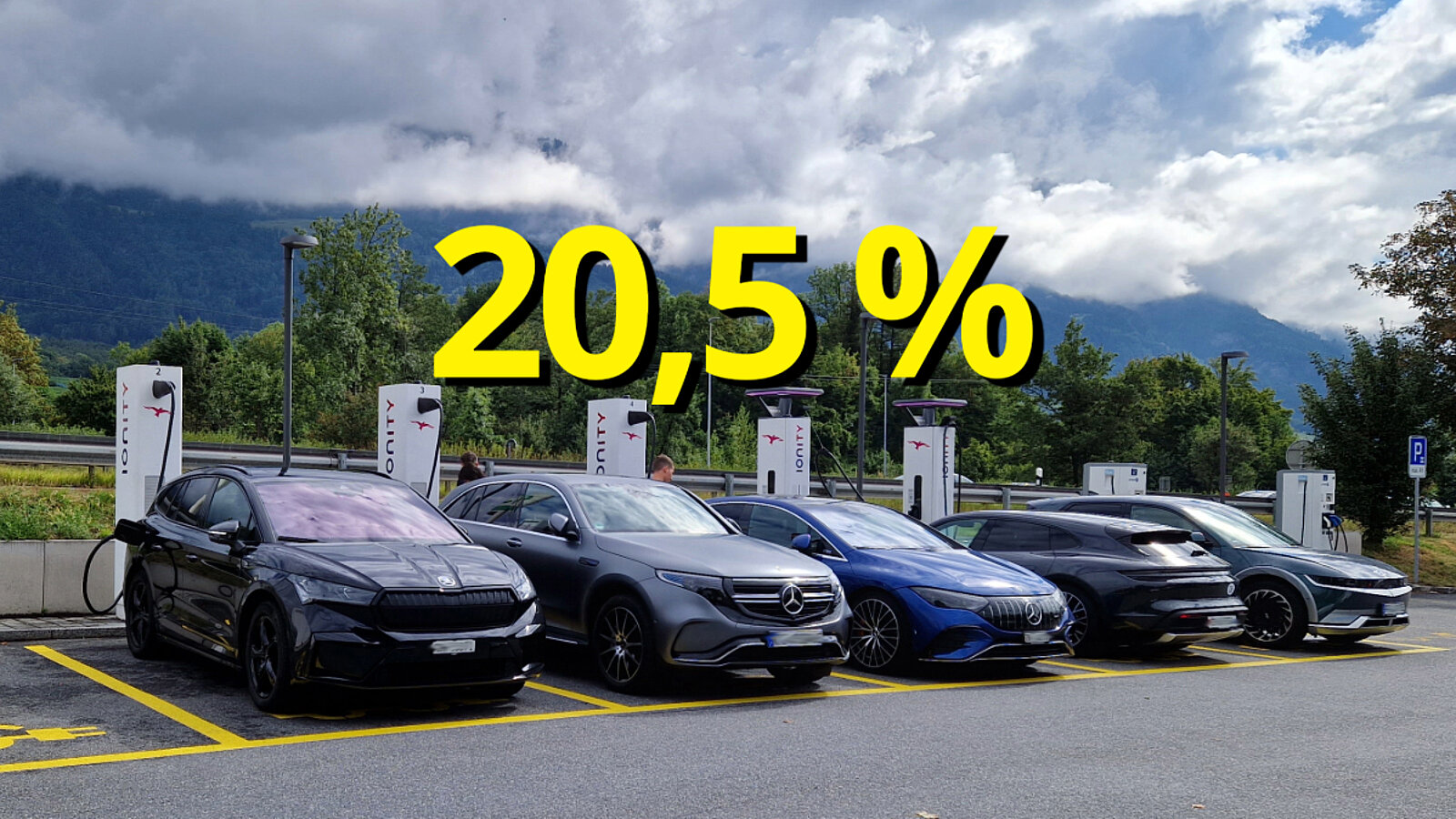 Elektroautos an einer öffentlichen Ladestation