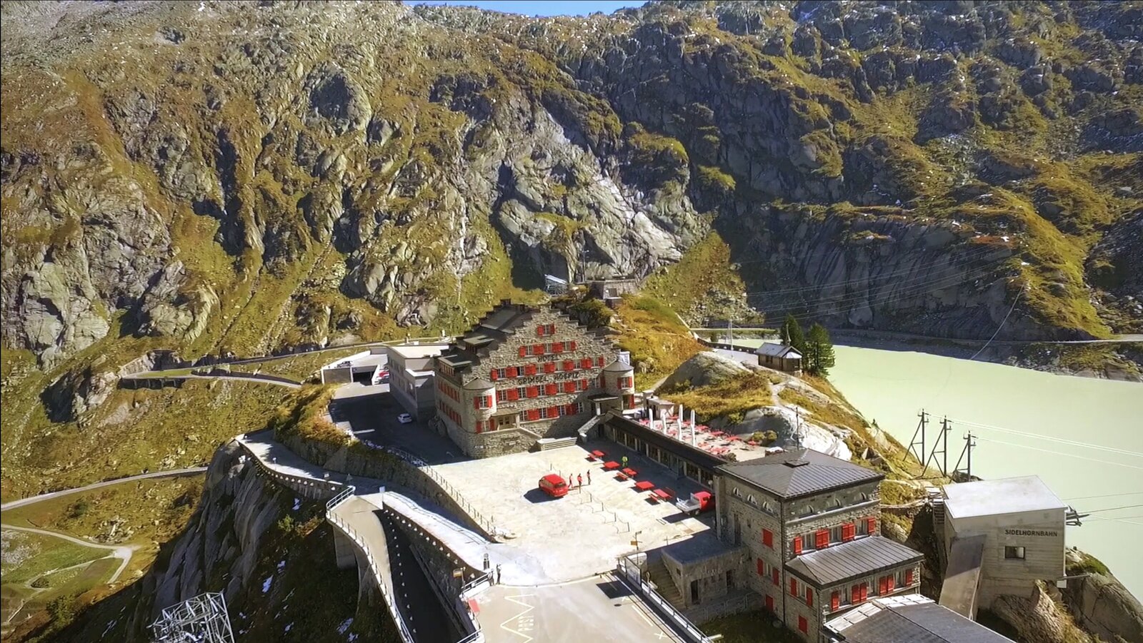 Wenn der Grimselpass im Herbst geschlossen wird, versinken manche Ortschaft im Haslital in völliger Einsamkeit. Bild: Screenshot www.grimseltunnel.ch