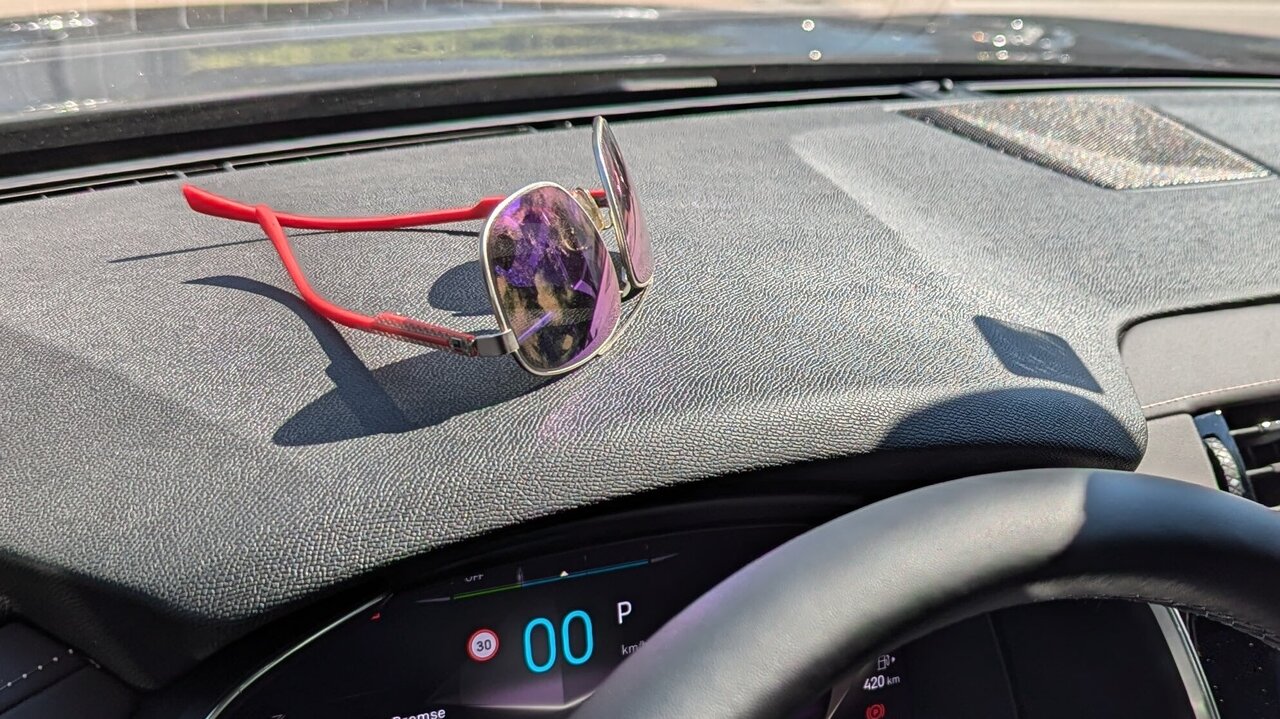 Sonnenbrille auf dem Armaturenbrett eines Autos