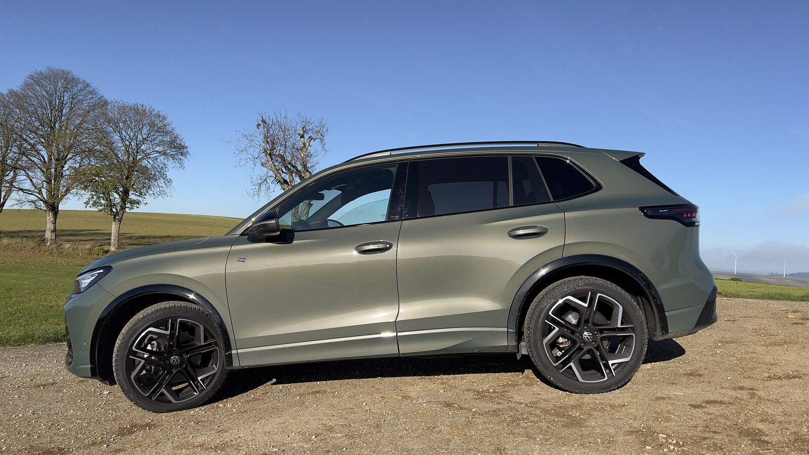 VW Tiguan von der Seite