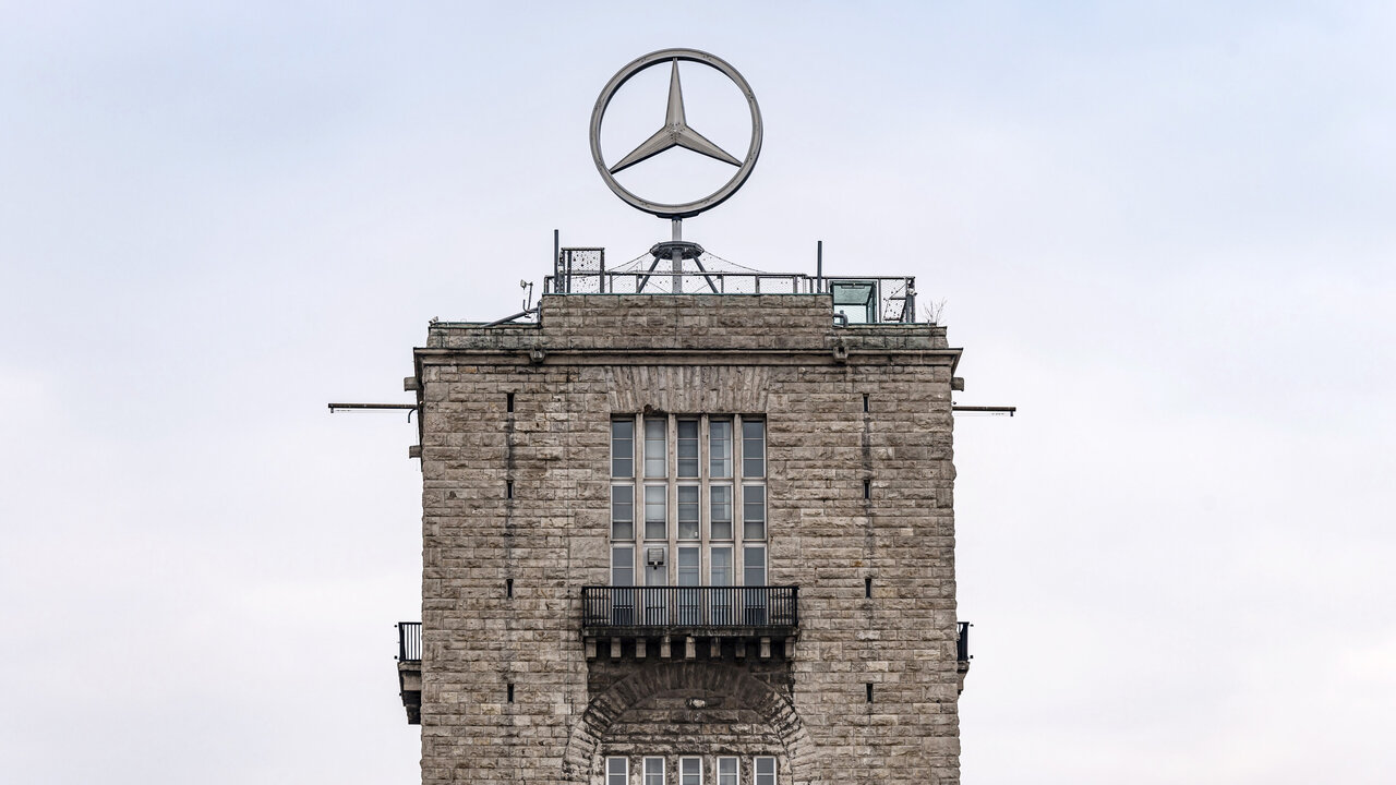 Mercedes-Logo auf einem Gebäude in Stuttgart