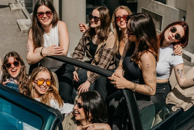Frauen in Auto