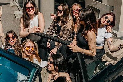 Frauen in Auto