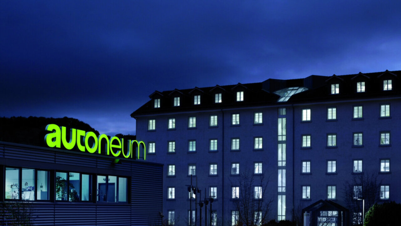 Fabrik Autoneum bei Nacht
