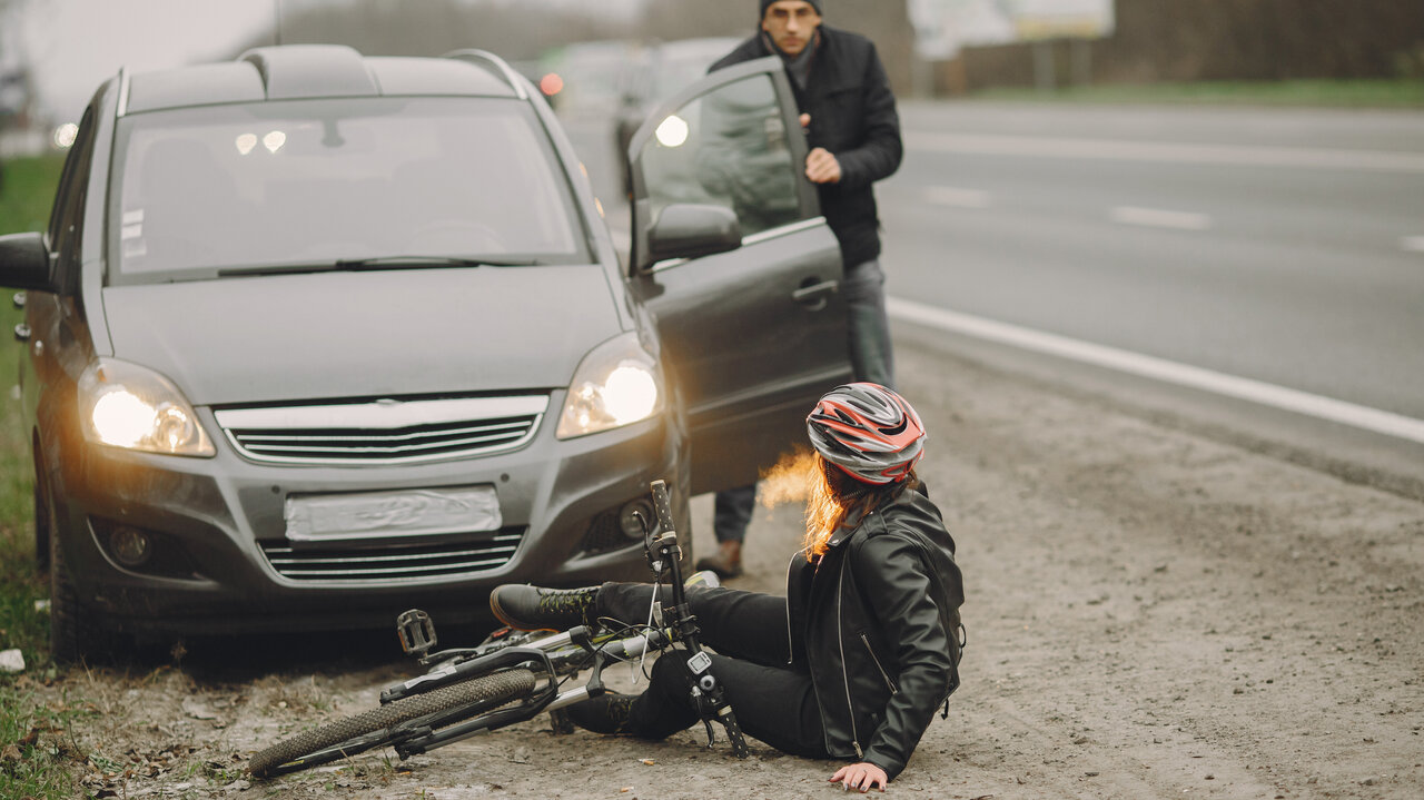 Werden Personen beim Unfall verletzt, droht eine Geldstrafe oder eine Gefängnisstrafe von bis zu drei Jahren. Bild: freepik