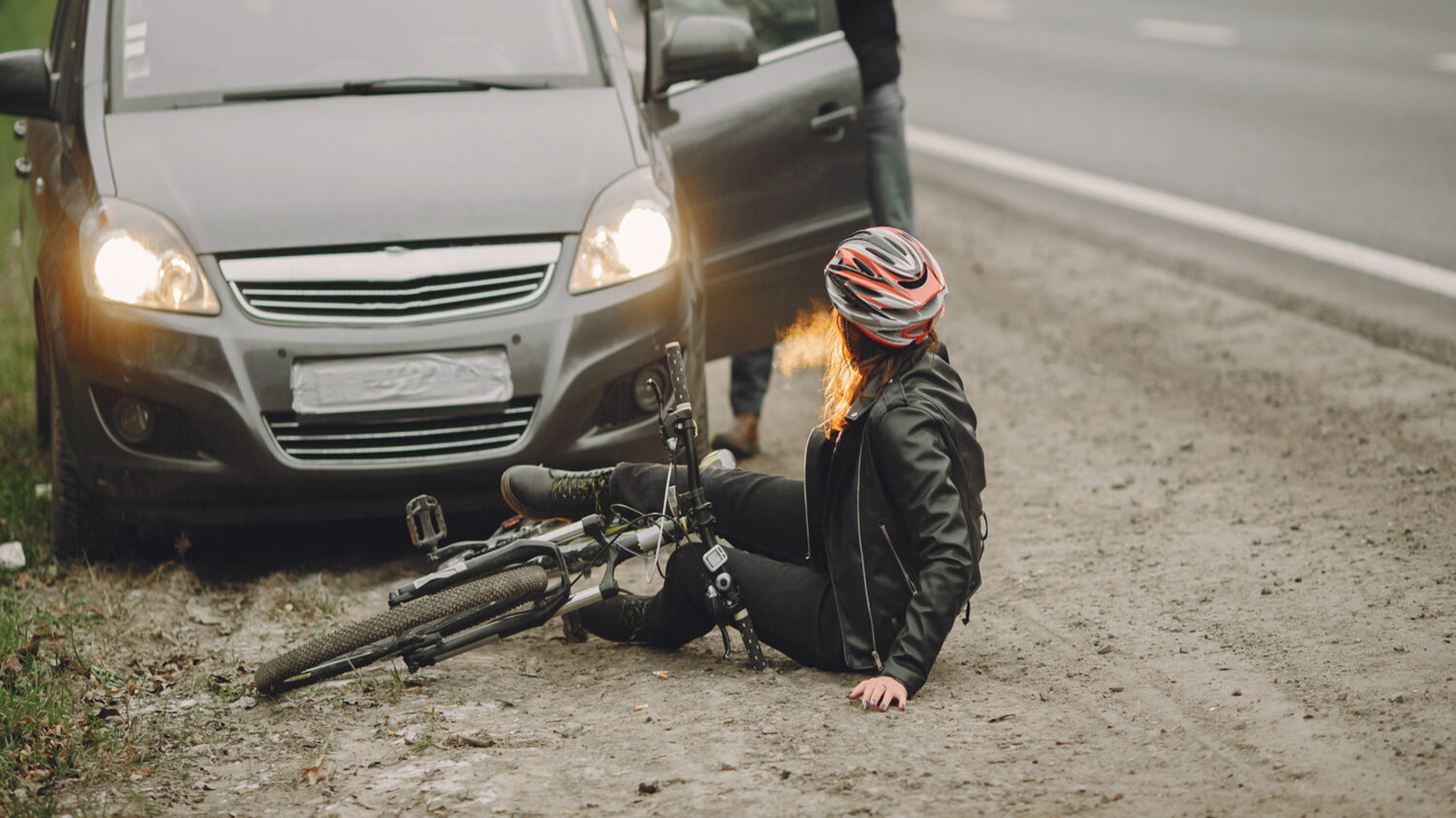 Werden Personen beim Unfall verletzt, droht eine Geldstrafe oder eine Gefängnisstrafe von bis zu drei Jahren. Bild: freepik