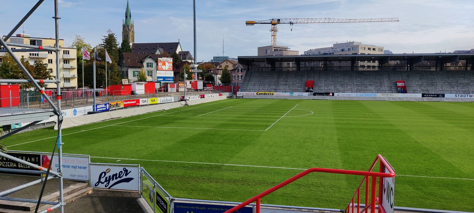 Ein Stadion, in einer Bubble ein Auto.