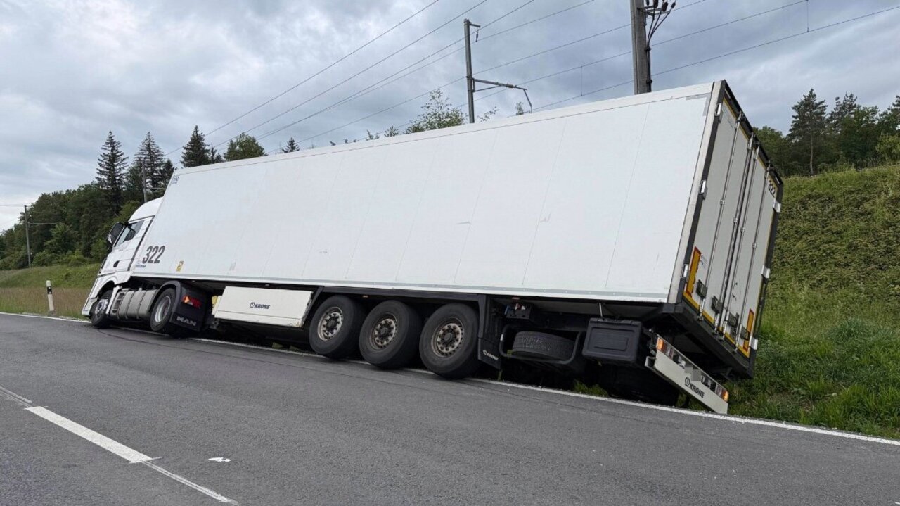 Verletzt wurde beim Vorfall niemand. Es entstand allerdings beträchtlicher Sachschaden am Fahrzeug. Die betroffene Strecke musste für rund zwei Stunden gesperrt werden. Bild: Kapo AG