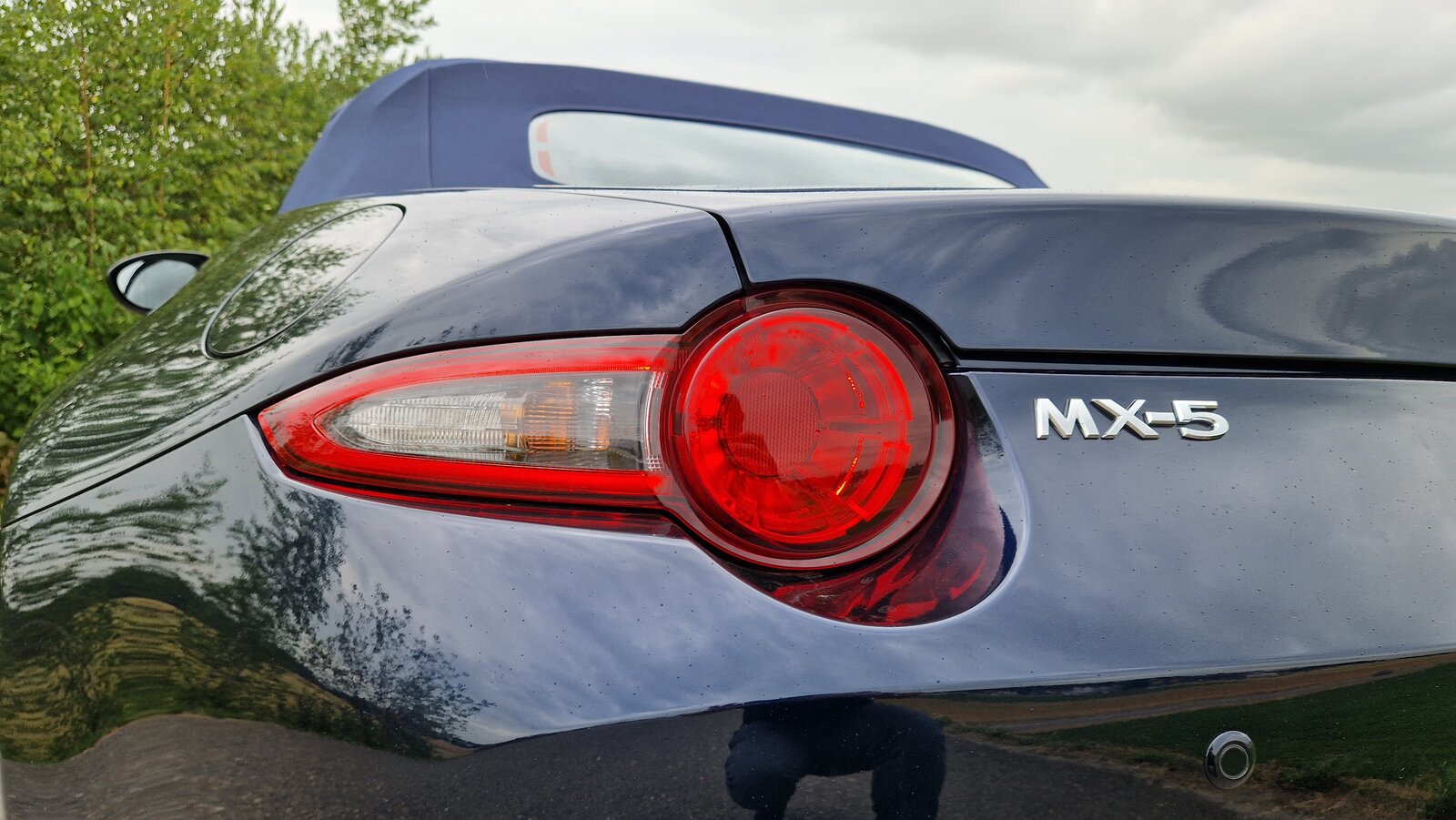 Die Heckleuchten und der Schriftzug des Mazda MX-5