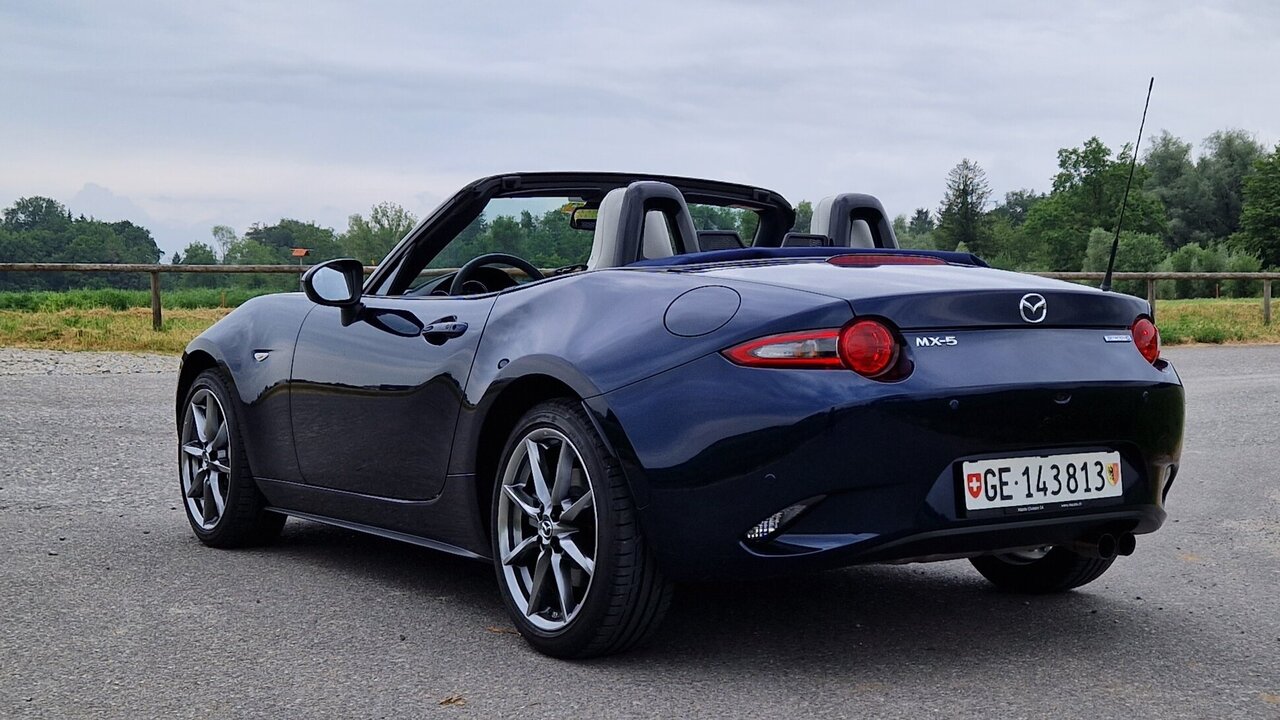 Mazda MX-5 in der Heckansicht mit offenem Verdeck.