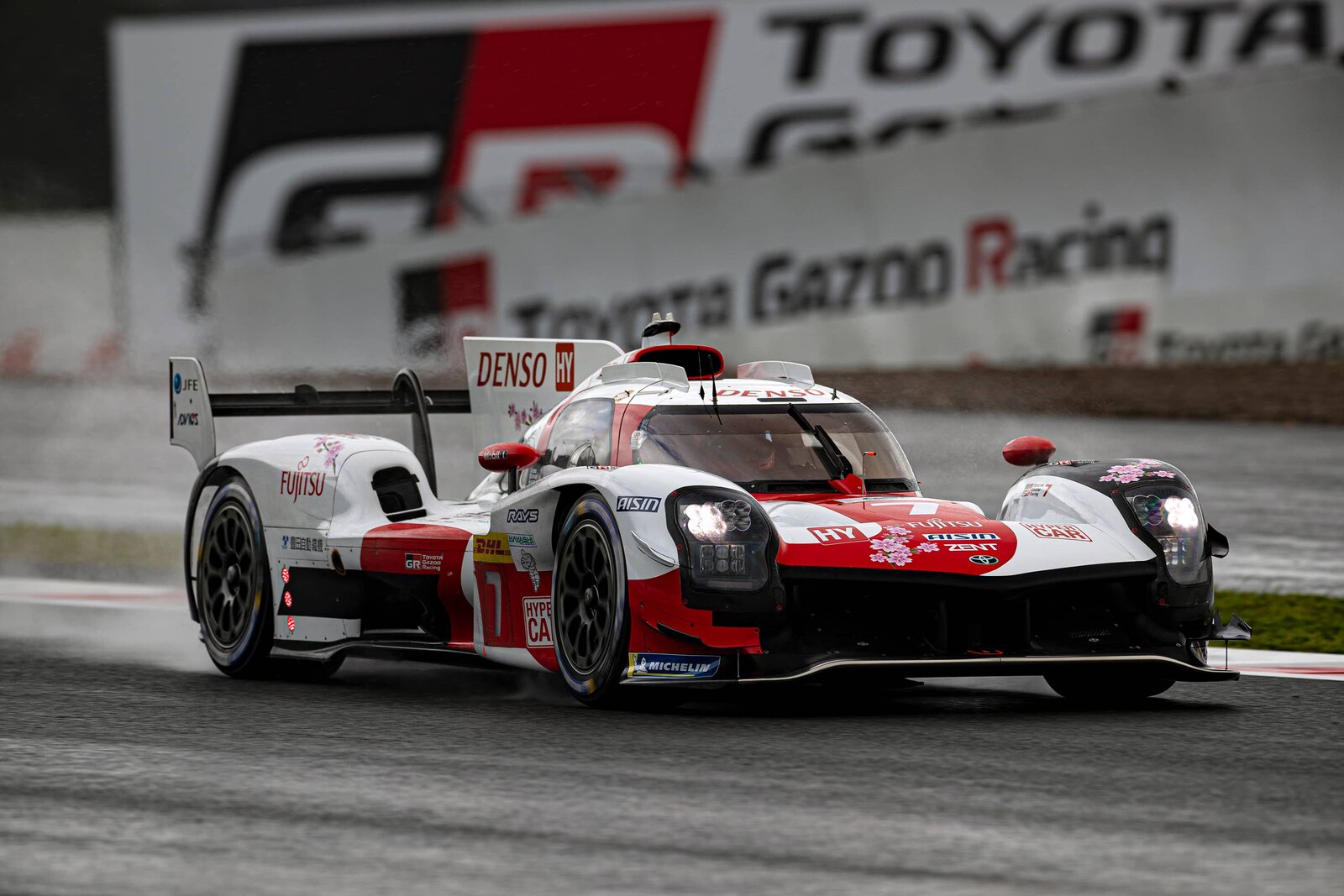 Buemi auf Toyota bei einem Langstreckenrennen
