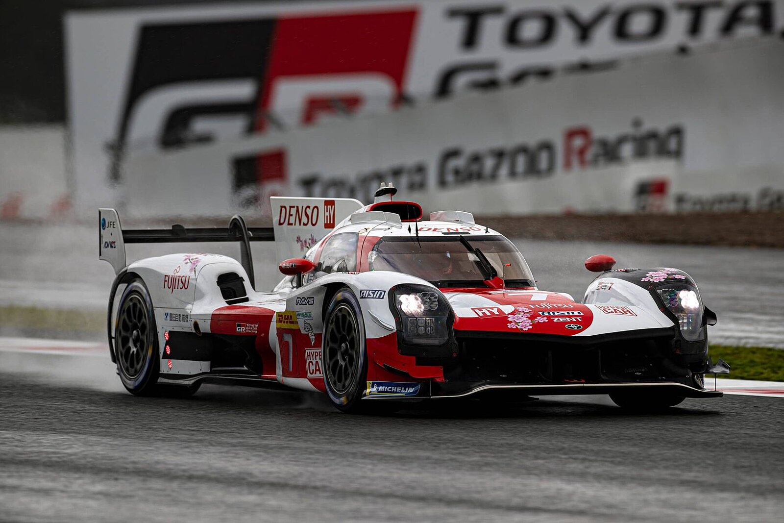 Buemi auf Toyota bei einem Langstreckenrennen