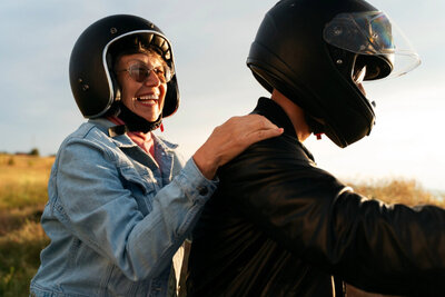 Kann ich einfach mit einem Fahrradhelm auf ein Mofa sitzen oder brauche ich einen geprüften Motorradhelm? Bild: freepk