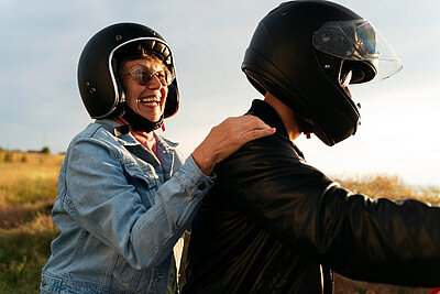 Kann ich einfach mit einem Fahrradhelm auf ein Mofa sitzen oder brauche ich einen geprüften Motorradhelm? Bild: freepk