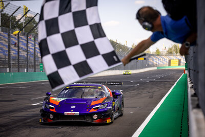 Jack Aitken gewinnt für Emil Frey Racing das erste DTM-Rennen auf dem deutschen Lausitzring.
