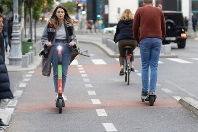 E Scooter auf Velostreifen