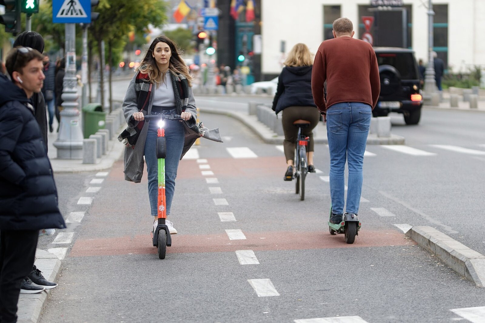 E Scooter auf Velostreifen