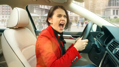 Frau am Steuer nervt sich