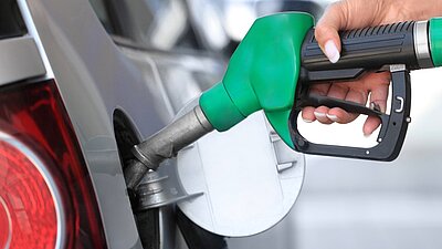Gerade jetzt zur Reisezeit ist das Tanken an Schweizer Tankstellen wieder deutlich teurer. Bild: Adobe Stocks