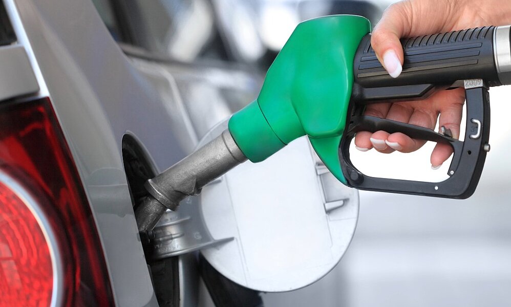 Gerade jetzt zur Reisezeit ist das Tanken an Schweizer Tankstellen wieder deutlich teurer. Bild: Adobe Stocks
