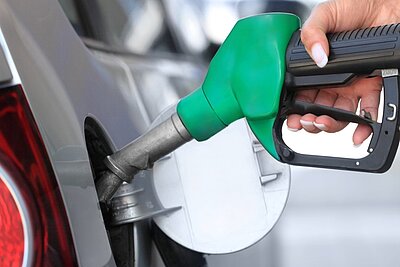 Gerade jetzt zur Reisezeit ist das Tanken an Schweizer Tankstellen wieder deutlich teurer. Bild: Adobe Stocks