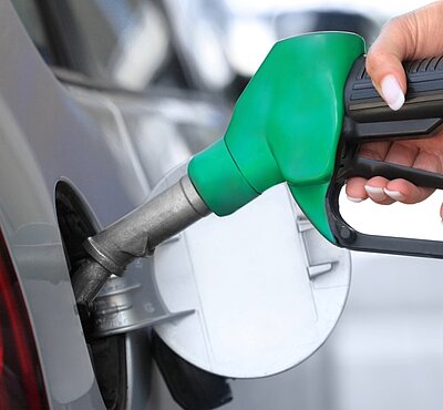 Gerade jetzt zur Reisezeit ist das Tanken an Schweizer Tankstellen wieder deutlich teurer. Bild: Adobe Stocks