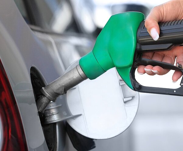 Gerade jetzt zur Reisezeit ist das Tanken an Schweizer Tankstellen wieder deutlich teurer. Bild: Adobe Stocks