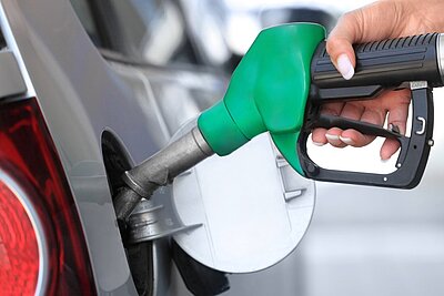 Gerade jetzt zur Reisezeit ist das Tanken an Schweizer Tankstellen wieder deutlich teurer. Bild: Adobe Stocks