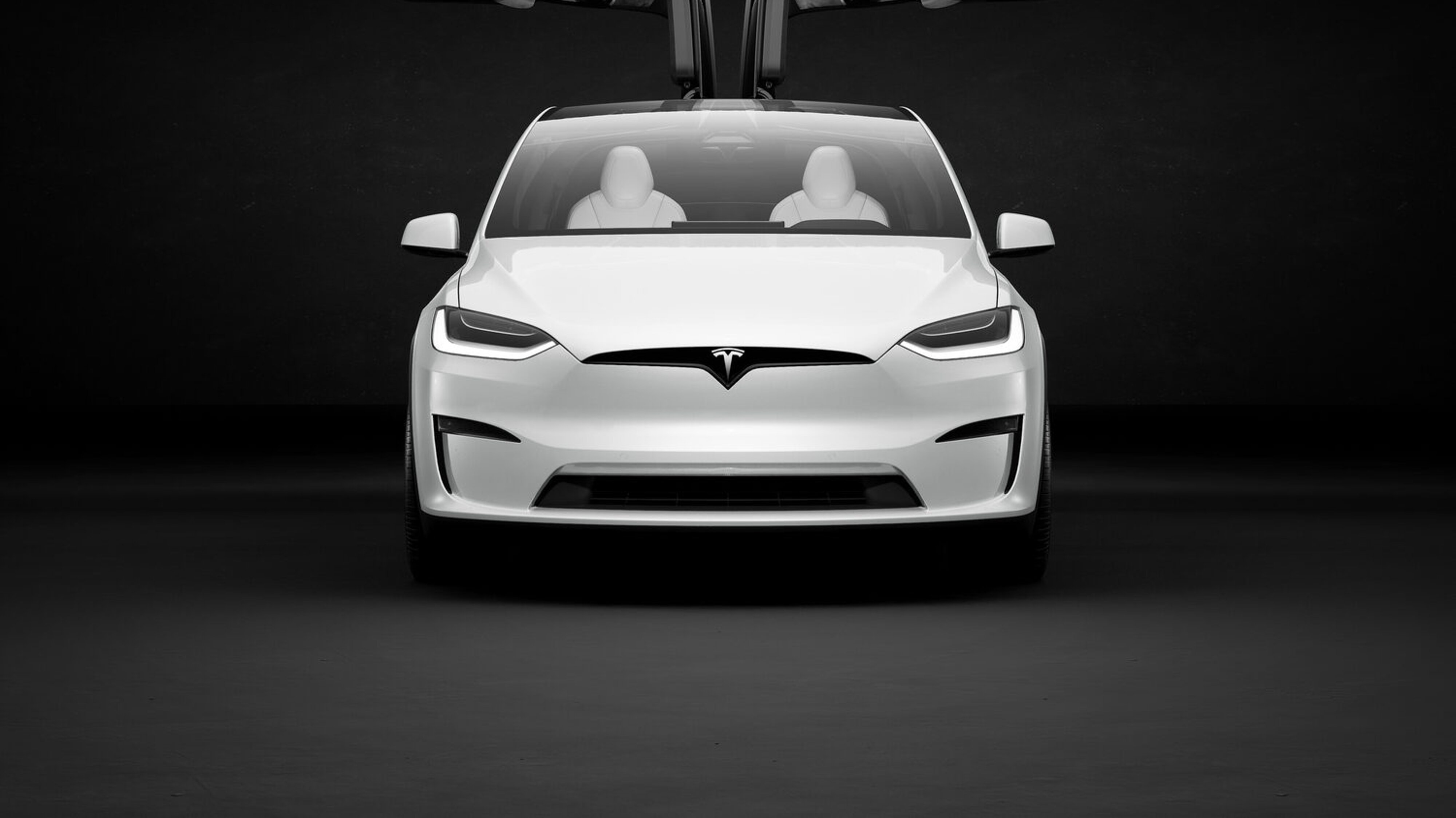 Das Tesla Model X mit offenen Falcon Wing Türen.
