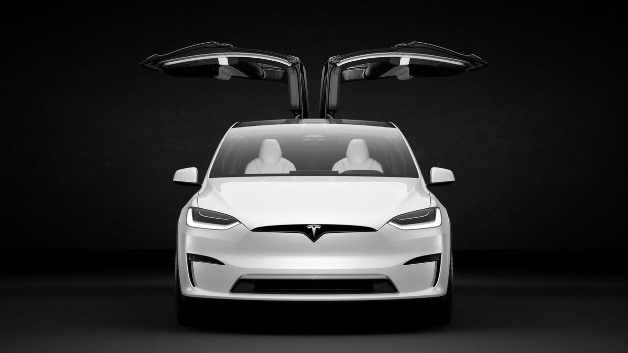 Das Tesla Model X mit offenen Falcon Wing Türen.