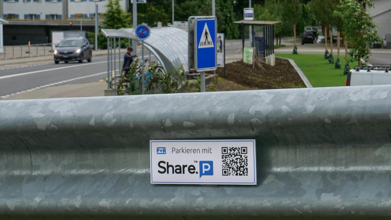 Der Hinweis an einem Parkplatz, dass er über die App Share.P gemietet werden kann.