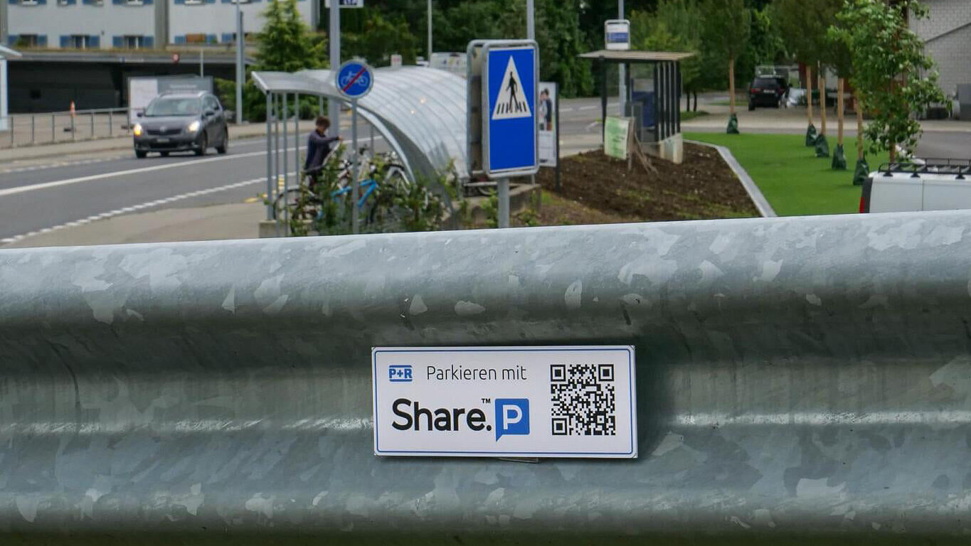 Der Hinweis an einem Parkplatz, dass er über die App Share.P gemietet werden kann.