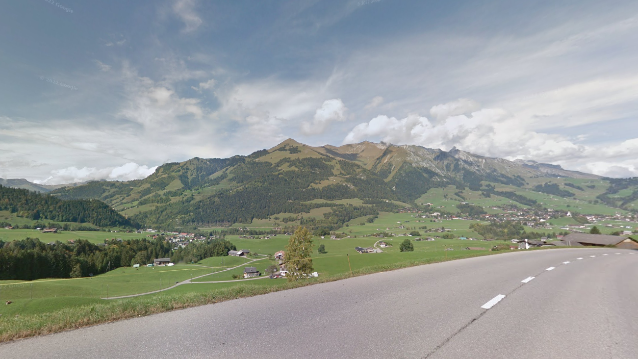 Moulins, umrahmt von Bergen.