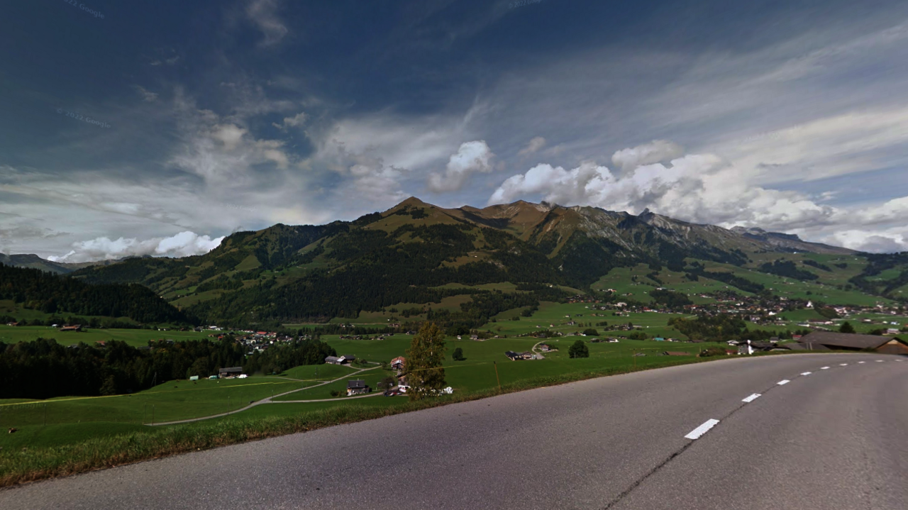 Moulins, umrahmt von Bergen.