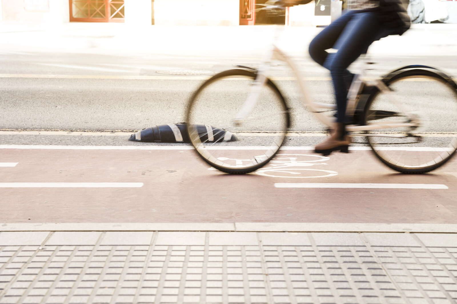 E-Bike-Raser können seit dem 1. April wegen Geschwindigkeitsübertretungen gebüsst werden. Bild: freepik