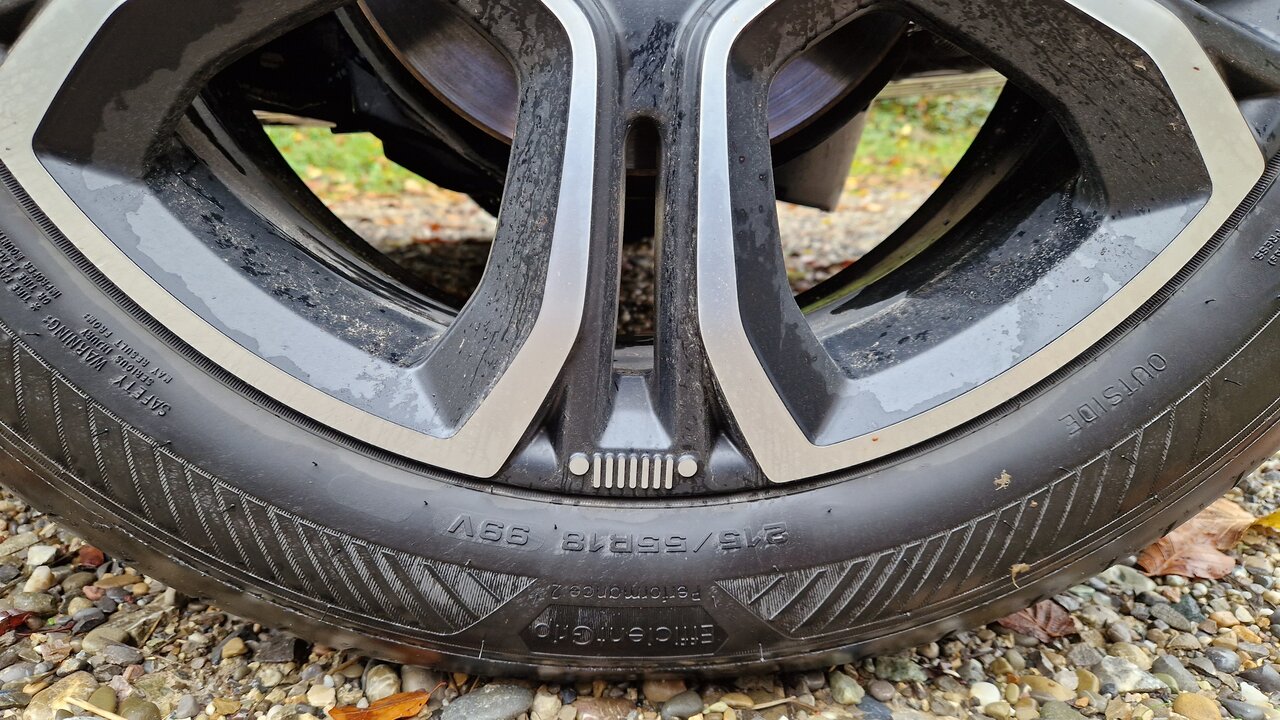 Jeep-Kühlergrill-Piktogramm an der Felge des Avenger