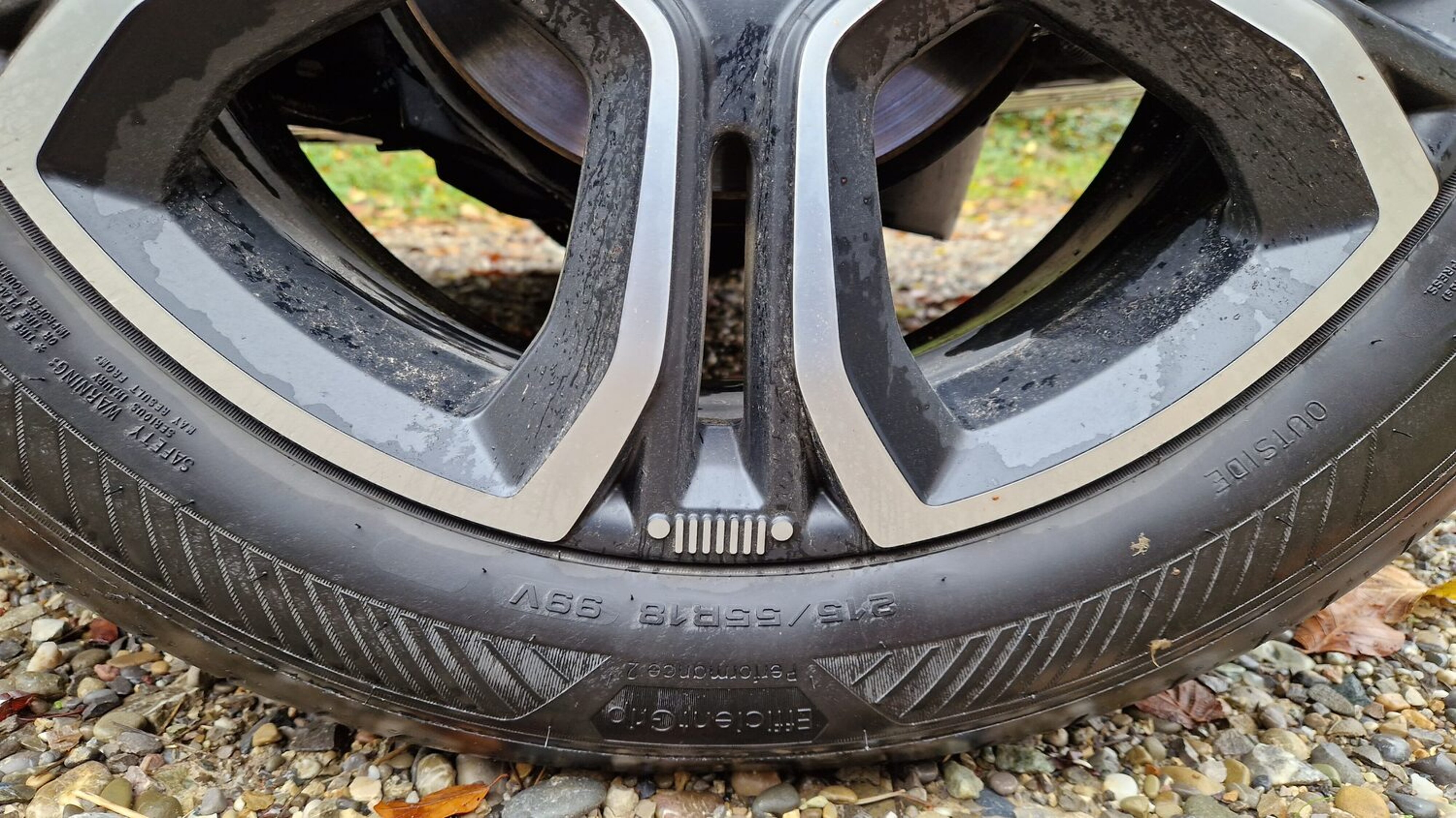 Jeep-Kühlergrill-Piktogramm an der Felge des Avenger