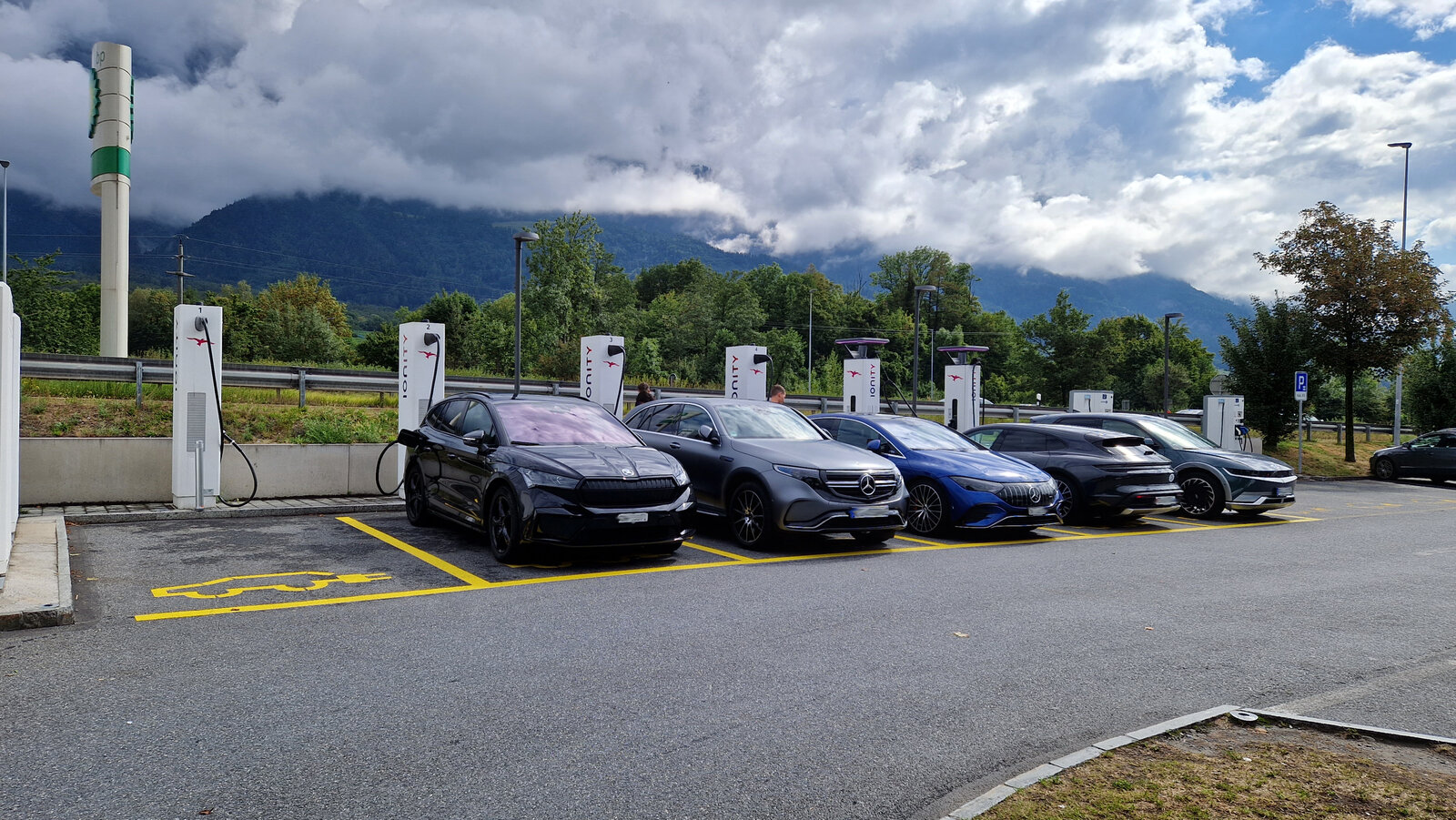 Mehrere Elektroautos stehen an einer öffentlichen Ladesäule.
