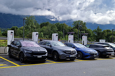 Mehrere Elektroautos stehen an einer öffentlichen Ladesäule.