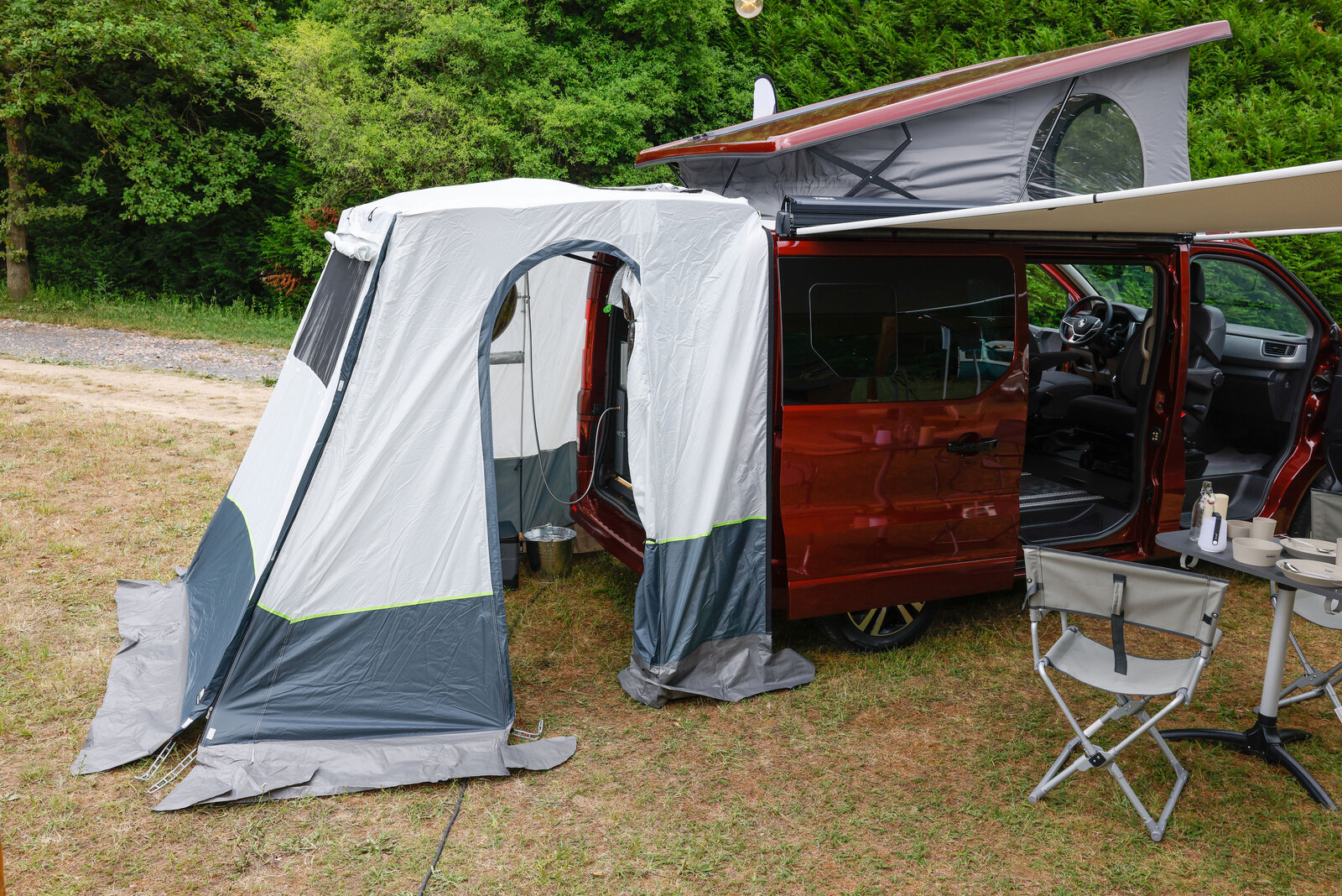 Das am Heck des Renault Trafic Spacenomad angebaute Duschzelt.