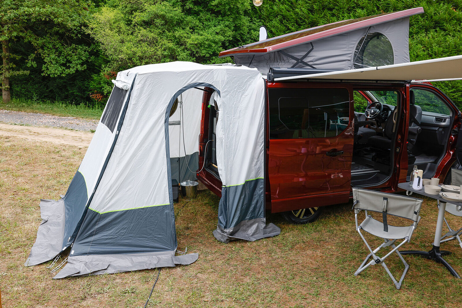 Das am Heck des Renault Trafic Spacenomad angebaute Duschzelt.