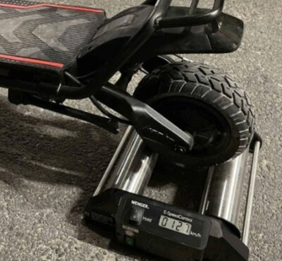 Sechsmal schneller als erlaubt: Das E-Trottinett bringt 127 Stundenkilometer auf die Rolle. Bild: Kantonspolizei Freiburg