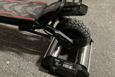 Sechsmal schneller als erlaubt: Das E-Trottinett bringt 127 Stundenkilometer auf die Rolle. Bild: Kantonspolizei Freiburg