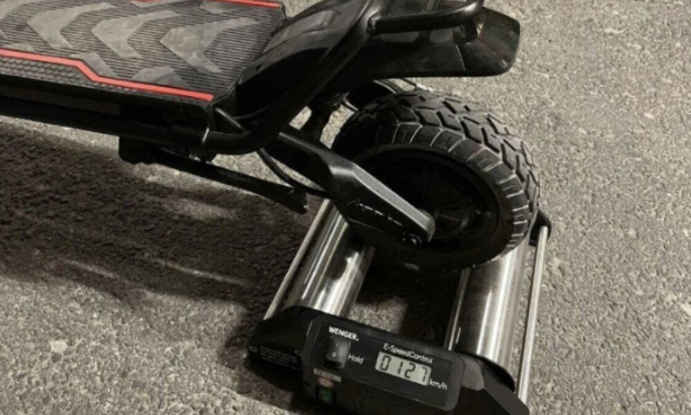Sechsmal schneller als erlaubt: Das E-Trottinett bringt 127 Stundenkilometer auf die Rolle. Bild: Kantonspolizei Freiburg