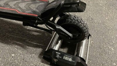 Sechsmal schneller als erlaubt: Das E-Trottinett bringt 127 Stundenkilometer auf die Rolle. Bild: Kantonspolizei Freiburg