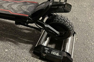 Sechsmal schneller als erlaubt: Das E-Trottinett bringt 127 Stundenkilometer auf die Rolle. Bild: Kantonspolizei Freiburg