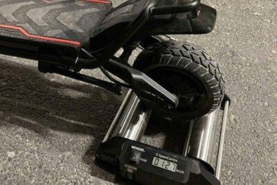 Sechsmal schneller als erlaubt: Das E-Trottinett bringt 127 Stundenkilometer auf die Rolle. Bild: Kantonspolizei Freiburg