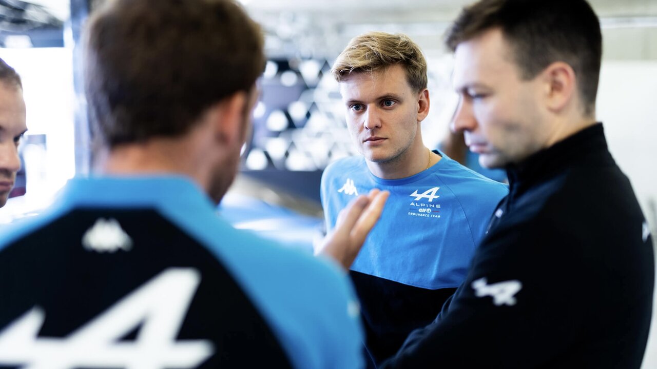 Aktuell fährt Mick Schumacher (Mitte) für Alpine in der Hypercar-Topklasse der Sportwagen-WM WEC. Bild: Alpine